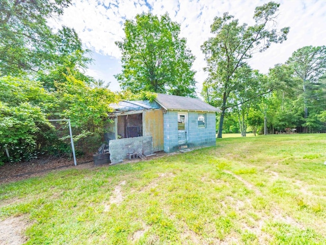 view of outdoor structure with an outbuilding