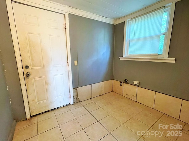 unfurnished room featuring light tile patterned flooring