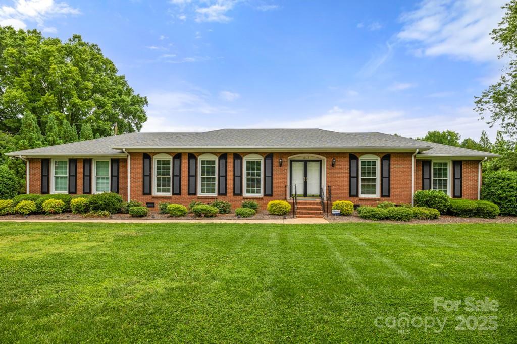12117 Idlewild Rd, Matthews, NC 28105 - single story home featuring brick siding and a front yard