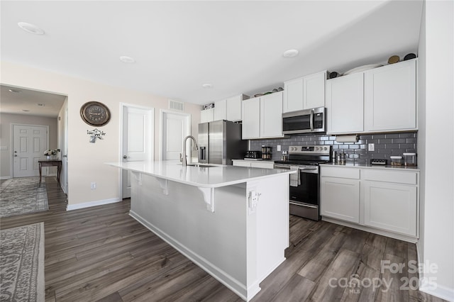 2754 Legacy Ridge Ln, Catawba, NC 28609 - kitchen featuring stainless steel appliances, a sink, a kitchen island with sink, dark wood-style flooring, and baseboards