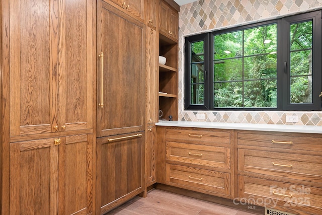 4316 Old Saybrook Ct, Charlotte, NC 28211 - detailed view of wood finished floors and tasteful backsplash