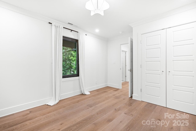 4316 Old Saybrook Ct, Charlotte, NC 28211 - unfurnished bedroom with light wood finished floors, ornamental molding, baseboards, and a closet