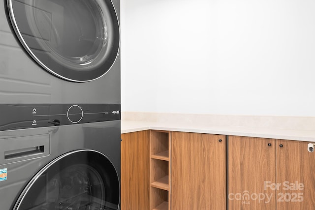4316 Old Saybrook Ct, Charlotte, NC 28211 - laundry area with stacked washer / dryer