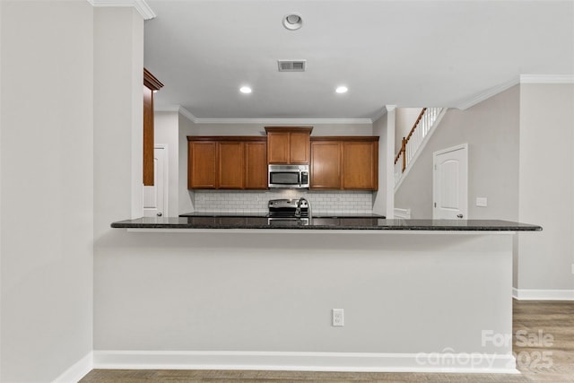 8505 Loxton Cir, Charlotte, NC 28214 - kitchen featuring decorative backsplash, baseboards, visible vents, and appliances with stainless steel finishes