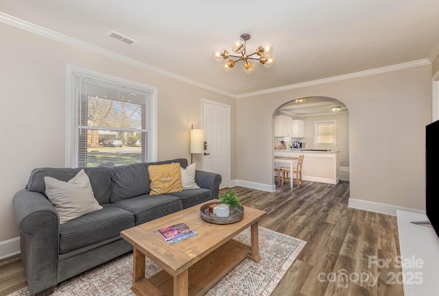 3141 Mathis Dr, Charlotte, NC 28208 - living area featuring arched walkways, crown molding, visible vents, and baseboards