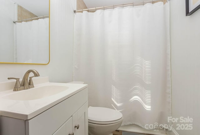 3141 Mathis Dr, Charlotte, NC 28208 - bathroom featuring toilet, vanity, and curtained shower