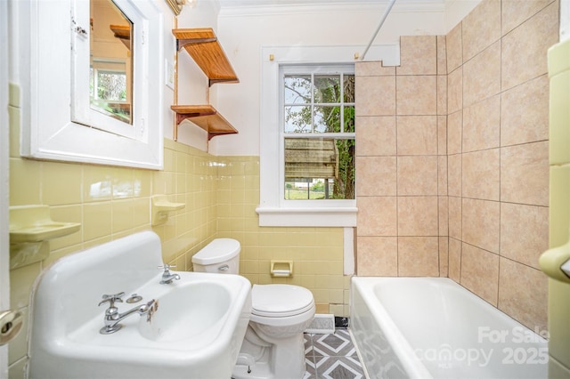 813 S Ridge Ave, Kannapolis, NC 28083 - bathroom featuring toilet, tile walls, and crown molding