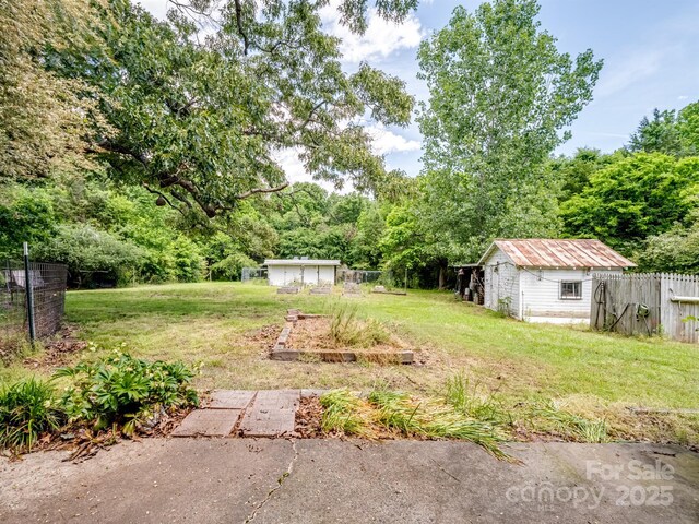 view of yard with a shed and an outdoor structure