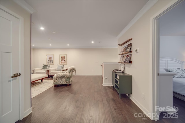 living room with dark wood-style flooring, baseboards, crown molding, and recessed lighting