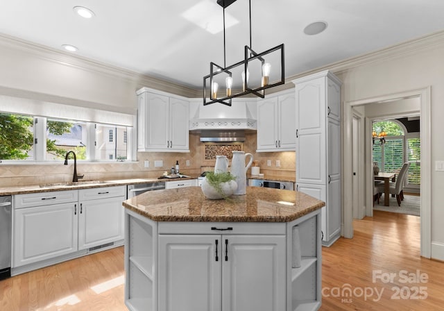4429 Cameron Oaks Dr, Charlotte, NC 28211 - kitchen featuring an inviting chandelier, a sink, open shelves, crown molding, and custom range hood