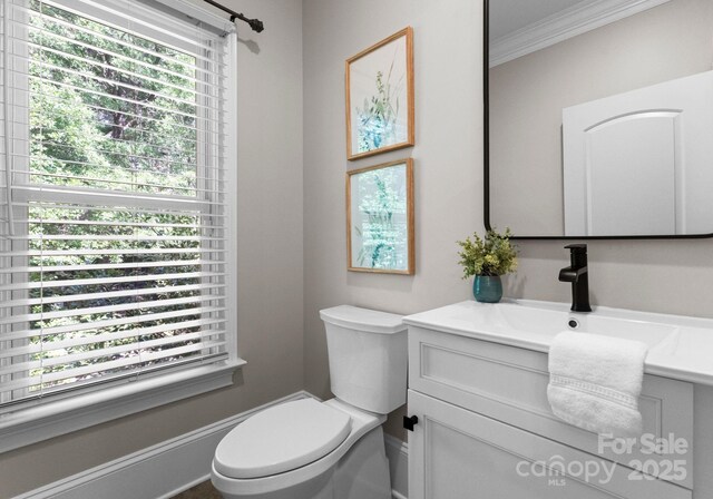 4429 Cameron Oaks Dr, Charlotte, NC 28211 - bathroom with crown molding, toilet, and vanity