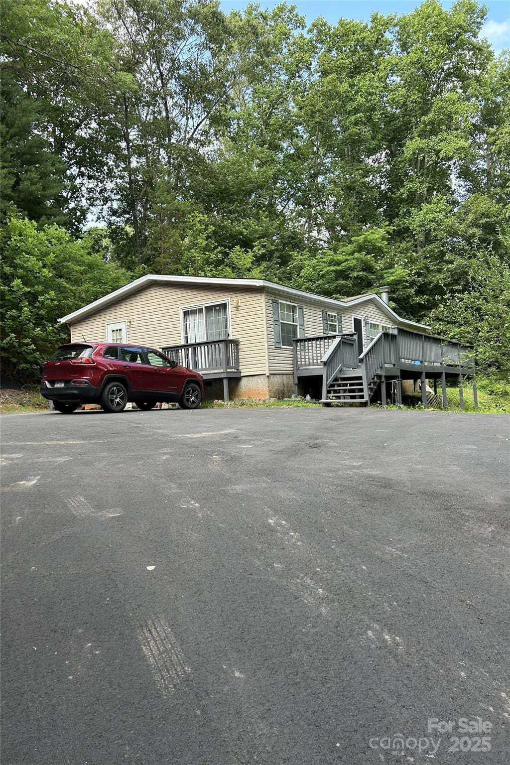 manufactured / mobile home featuring a wooden deck
