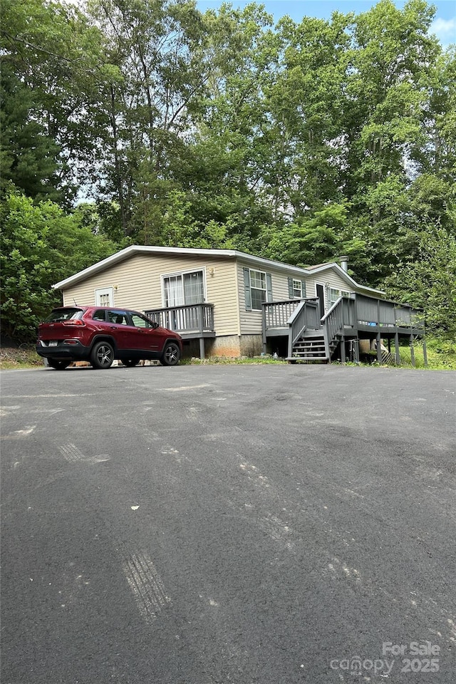 manufactured / mobile home featuring a wooden deck