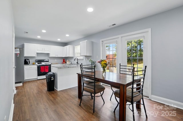 10431 Plantain Ct, Charlotte, NC 28213 - dining area featuring recessed lighting, dark wood-style flooring, and baseboards