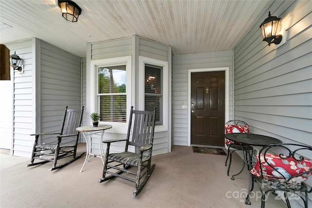 entrance to property featuring covered porch
