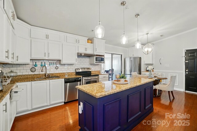 6221 Thermal Rd, Charlotte, NC 28211 - kitchen with appliances with stainless steel finishes, a sink, crown molding, dark wood finished floors, and blue cabinets