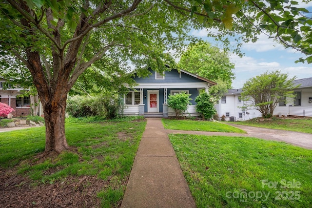 bungalow featuring a front lawn