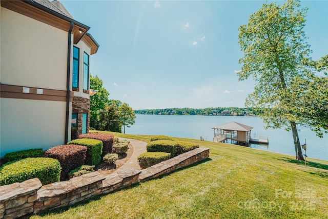 view of grassy yard with a water view
