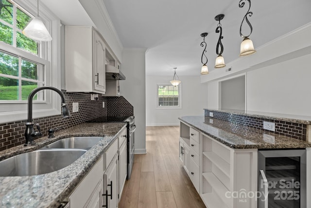 6713 William Harry Ct, Charlotte, NC 28211 - kitchen with wine cooler, a sink, electric stove, under cabinet range hood, and decorative backsplash