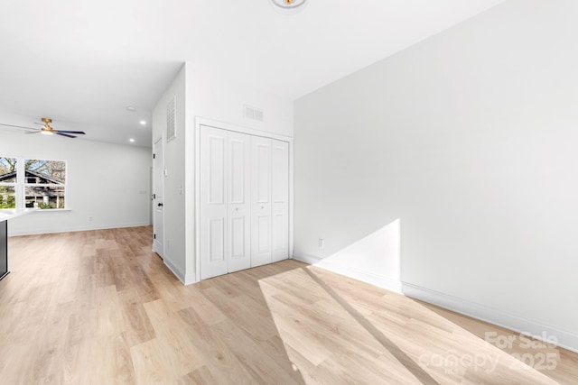 unfurnished room featuring light wood finished floors, baseboards, a ceiling fan, and recessed lighting