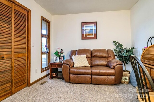 living area with carpet and baseboards