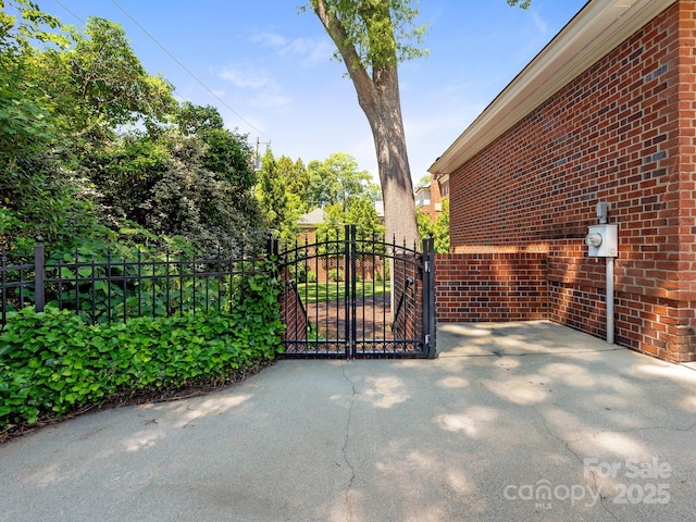 gate featuring fence