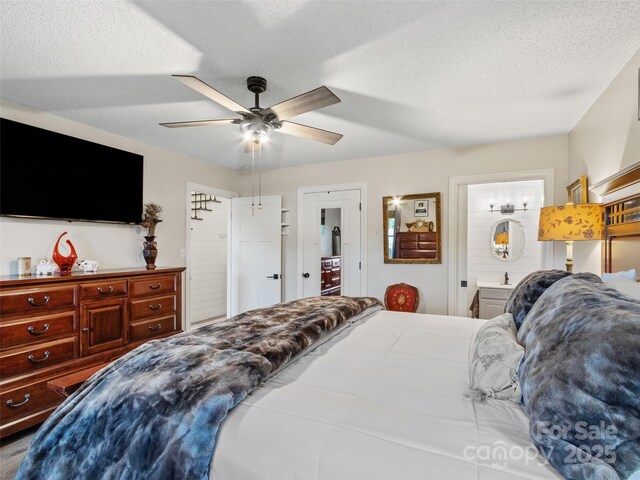bedroom with connected bathroom, a textured ceiling, and ceiling fan