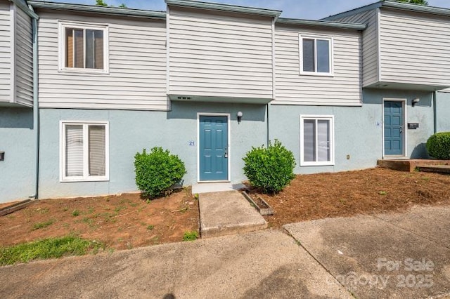 townhome / multi-family property featuring stucco siding