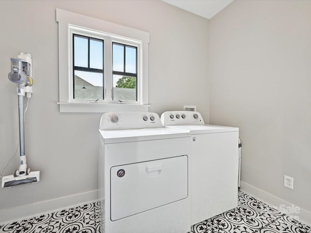 laundry room with independent washer and dryer and baseboards