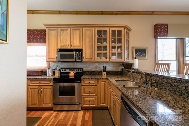 140 Slickrock Rd Unit F3, Burnsville, NC 28714 - kitchen with light wood-style flooring, dark stone countertops, a sink, stainless steel appliances, and backsplash