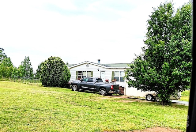 view of front of house featuring a front lawn