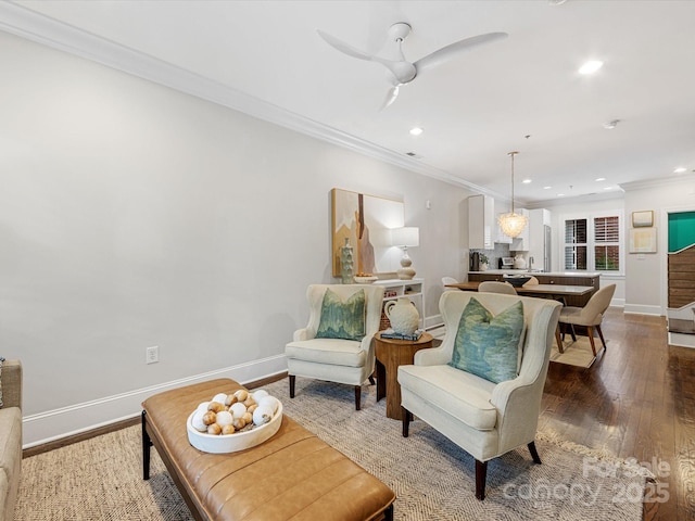 living area featuring baseboards, crown molding, recessed lighting, wood finished floors, and ceiling fan