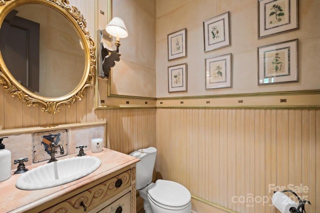 4523 Fox Brook Ln, Charlotte, NC 28211 - bathroom featuring toilet, vanity, and wainscoting