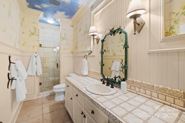 4523 Fox Brook Ln, Charlotte, NC 28211 - full bathroom featuring a shower stall, toilet, vanity, and a decorative wall