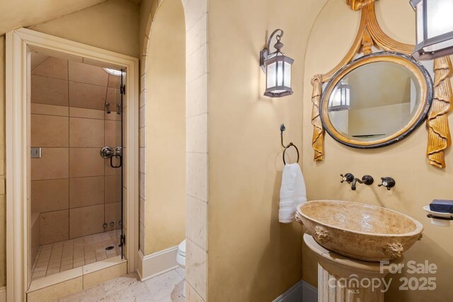 4523 Fox Brook Ln, Charlotte, NC 28211 - bathroom featuring a stall shower, toilet, and a sink