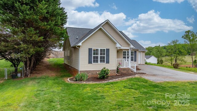 view of front of house with driveway and a shingled roof