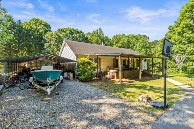 4155 Slanting Bridge Rd, Sherrills Ford, NC 28673 - view of front facade featuring a carport, a front yard, and gravel driveway
