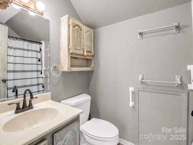 full bathroom featuring vaulted ceiling, toilet, vanity, and a shower with shower curtain