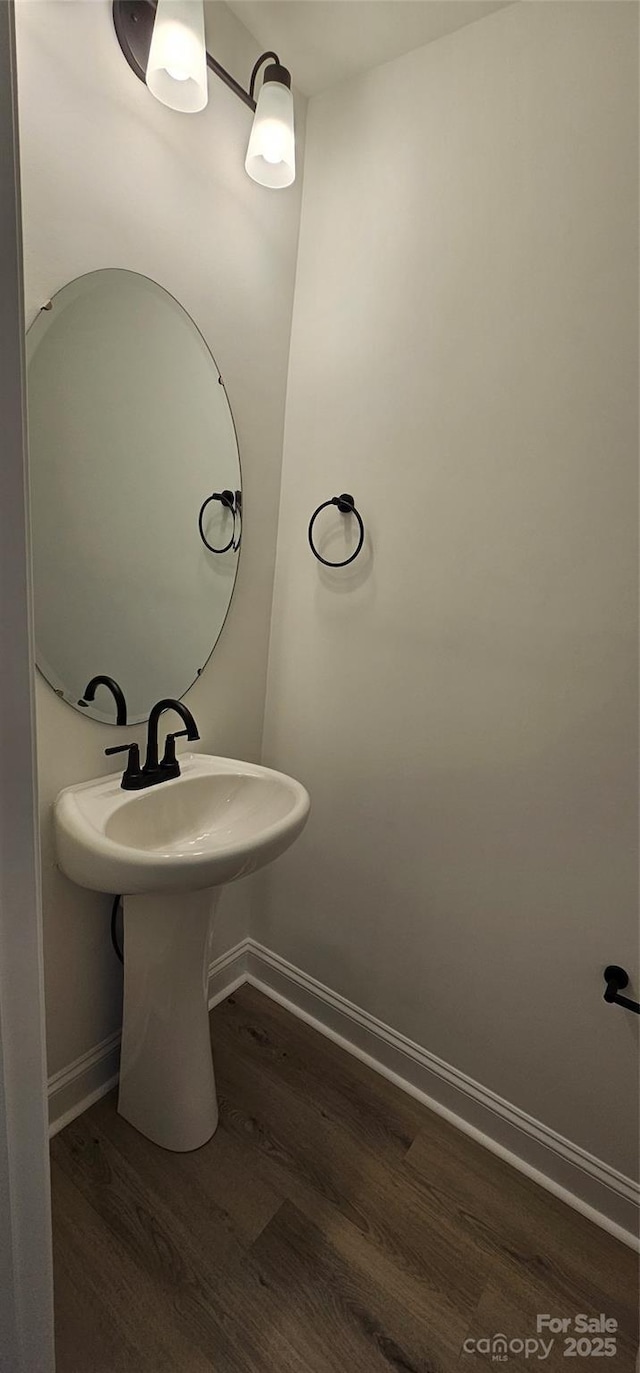 bathroom featuring wood finished floors and baseboards