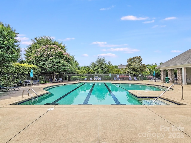 6227 Castlecove Rd, Charlotte, NC 28278 - community pool with a patio area