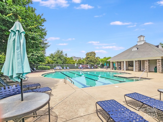 6227 Castlecove Rd, Charlotte, NC 28278 - community pool featuring a patio area and a jacuzzi