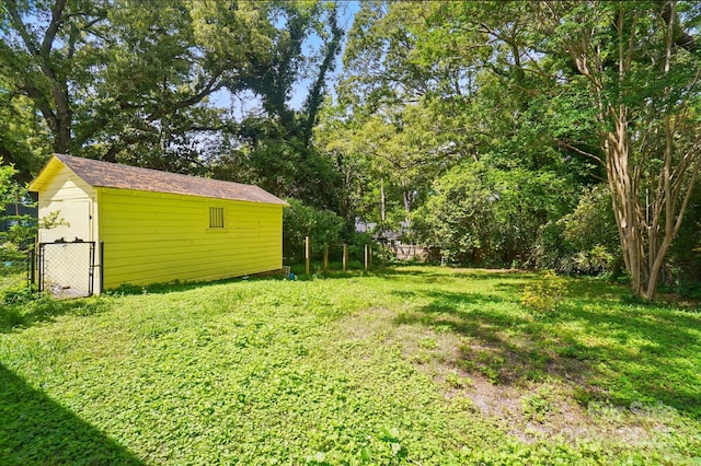 view of yard with an outdoor structure and a shed