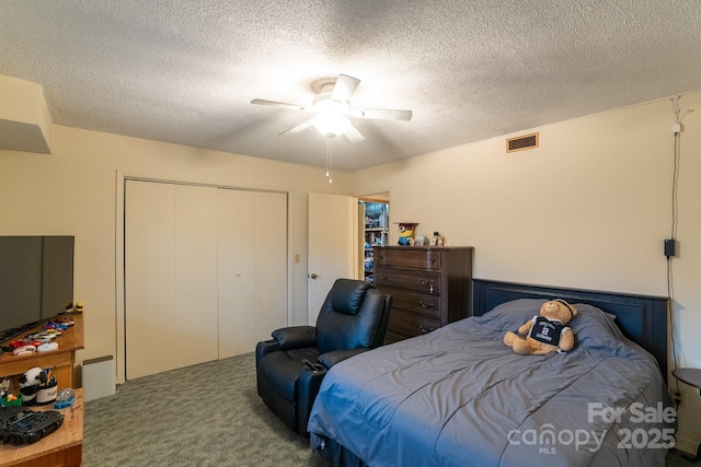 bedroom with carpet, a closet, a textured ceiling, and ceiling fan
