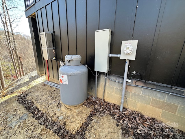 3149 Winter Hawk Ln, Lenoir, NC 28645 - exterior view of electric meter and heating fuel tank