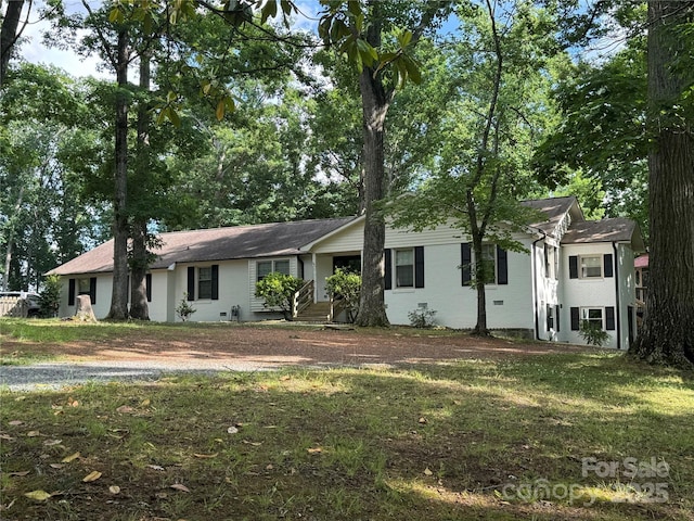 single story home featuring a front lawn