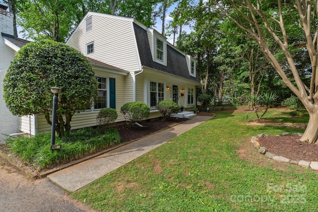 1014 Vandalia Dr, Charlotte, NC 28212 - view of side of property featuring roof with shingles, a lawn, and a gambrel roof
