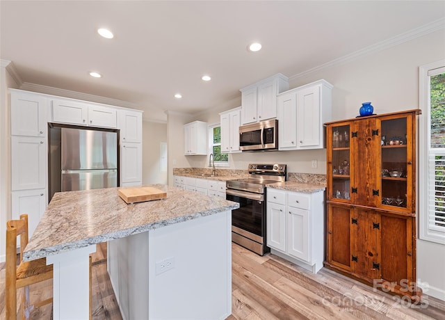 328 Mountain Lion Trl, Maggie Valley, NC 28751 - kitchen with appliances with stainless steel finishes, a sink, crown molding, recessed lighting, and a kitchen island