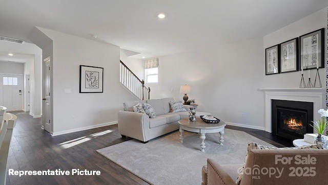 living room featuring dark wood-style floors, a fireplace with flush hearth, healthy amount of natural light, baseboards, and recessed lighting