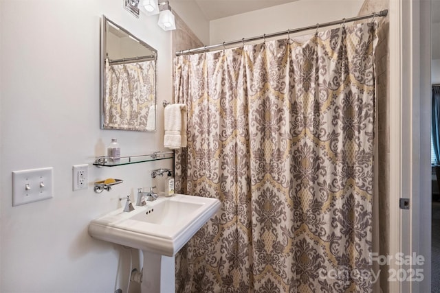 full bathroom with curtained shower