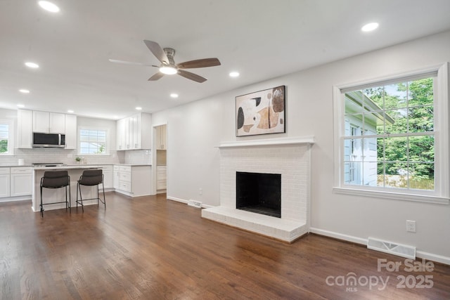 living room with ceiling fan, dark wood-style flooring, baseboards, and recessed lighting